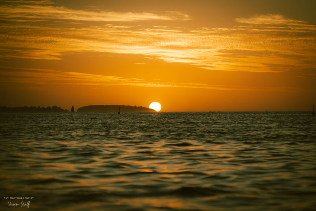 Licht in der Liebe – Sonnenuntergang über dem offenen Meer, goldene Weite mit tiefer, stiller Präsenz und ekstatischer Energie