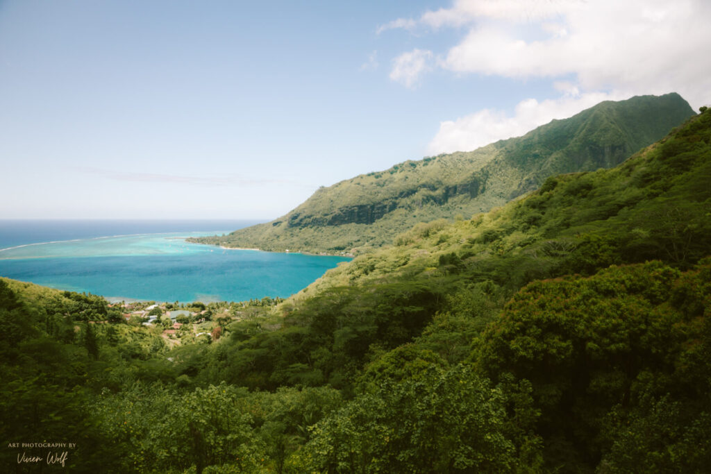 Urlaub mit Kindern – tropische Landschaft mit Blick aufs Meer, Weite und Natur als Hintergrund für Ruhe, Abenteuer und Familienzeit