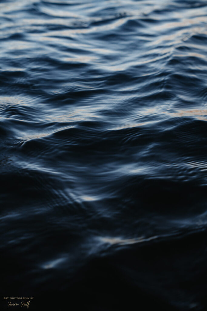 Kunst nicht eingreifen verkörpern: Sanfte Wasserwellen, die sich selbst organisieren und im Rhythmus des Lebens pulsieren