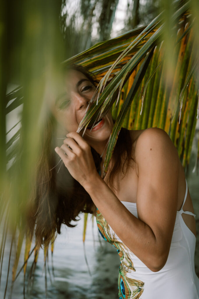 Stressregulation durch bewusste Atmung – Frau geht am Strand, Entspannung, Nervensystem beruhigen, Breathwork im Alltag, innere Ruhe spüren
