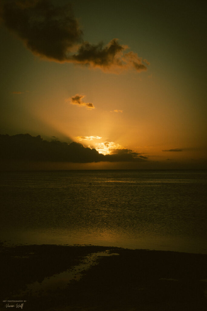 Goldener Heimkehr-Moment – Sonnengoldene Dämmerung über ruhigem Meer symbolisiert „Du kommst nach Hause“ in reiner Gnade und neuem Anfang.