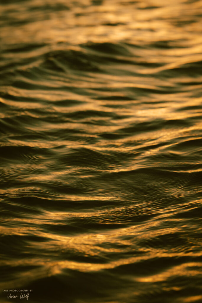 Stressregulation durch Atmung – goldene Wasseroberfläche in Bewegung, Breathwork, innere Balance, vegetatives Nervensystem beruhigen