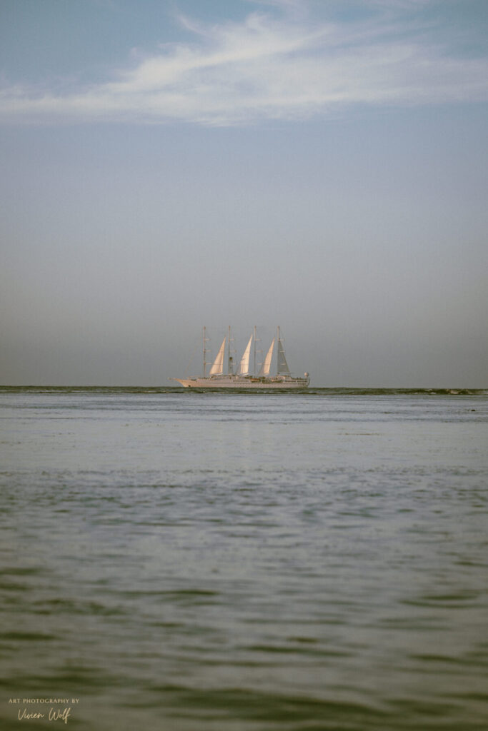 Weite des Bewusstseins – ein Segelschiff unter klarer Himmelssphäre symbolisiert Ausrichtung, Stille und Einheit in Bewegung