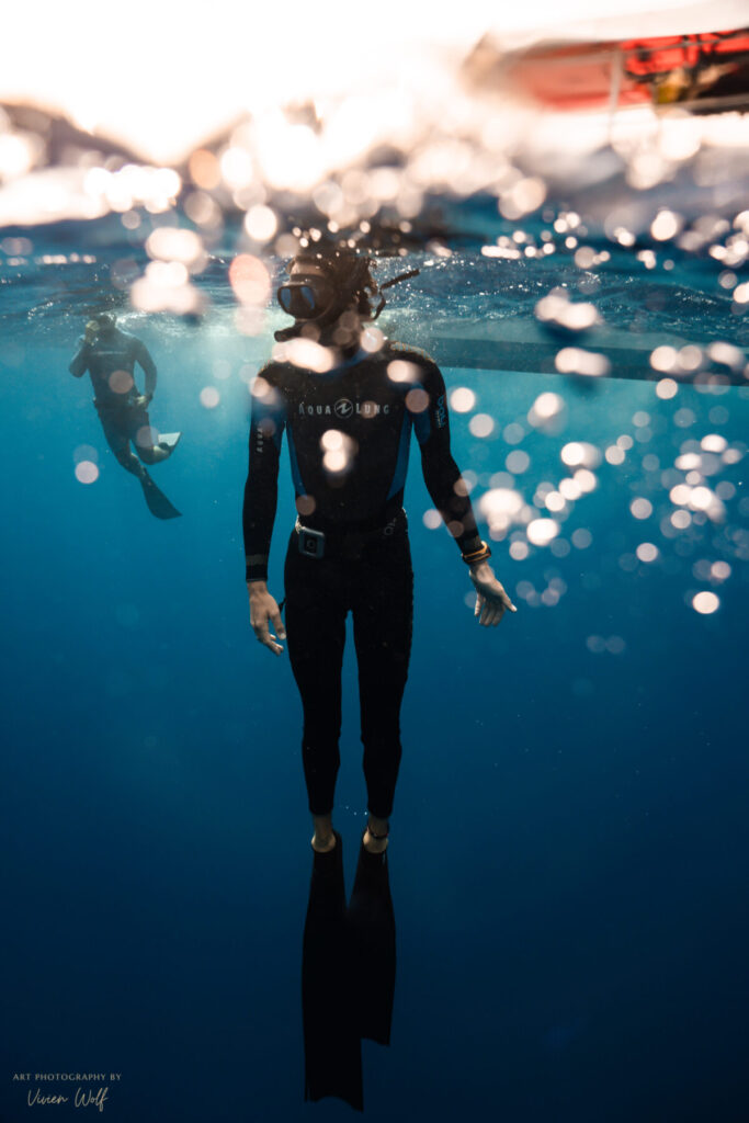Seelenaspekte integrieren – Mensch im Lichtfeld unter Wasser, zeigt Stille, Einkehr und die Rückkehr ins große Ganze