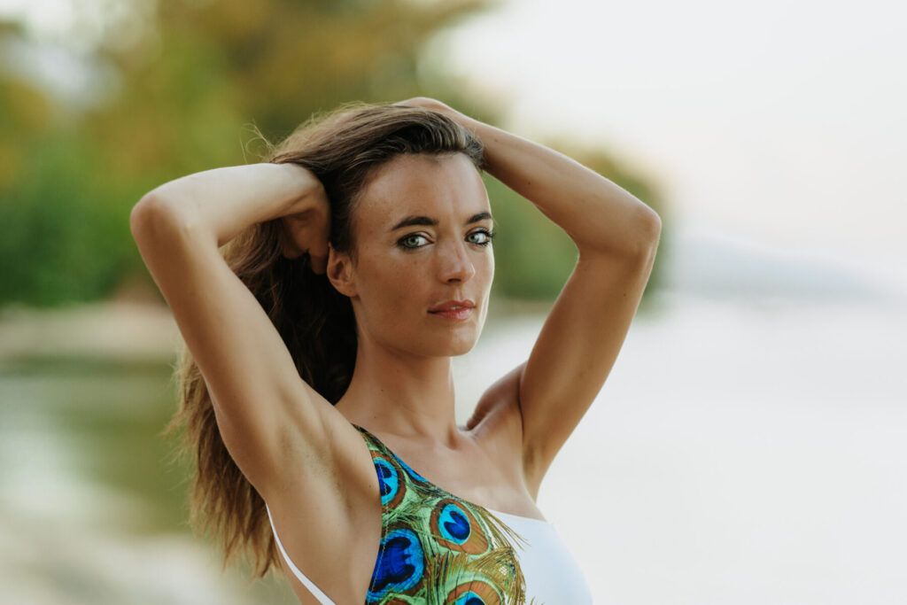 Regulation des Nervensystems mit Breathwork – Frau steht in Präsenz am Strand, mit klarer Ausstrahlung, ruhigem Blick und geerdeter innerer Haltung.