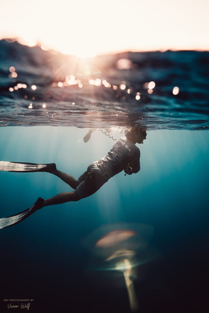 Mann unter Wasser im freien Tauchgang – verkörpert Tiefe, Präsenz und Regulation durch bewusste Atemführung.
