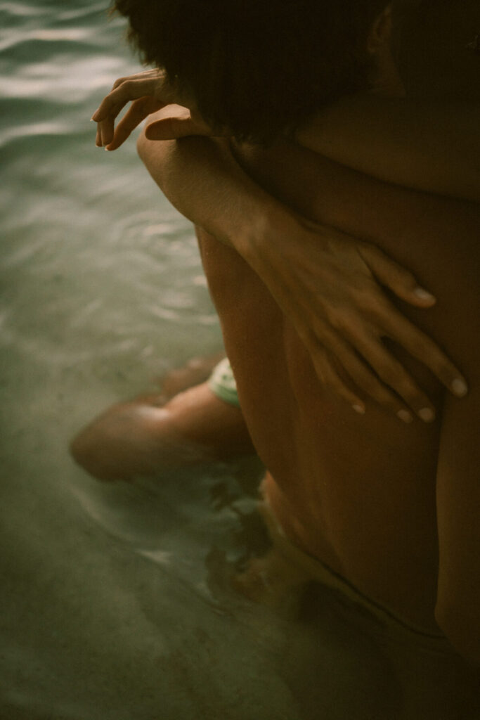 aus der Fülle in die Vergangenheit schauen – inniger Moment im Wasser, sanfte Berührung, tiefe Nähe, Präsenz im Körper und Erinnerung in Liebe