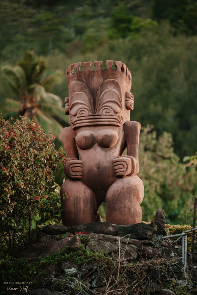 Uralter Schutz – Holzstatue im Dschungel steht für den Nahuatl-Segen und schenkt Freiheit von Schuld sowie ewig währende Verbundenheit.