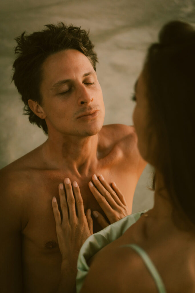 tiefe Brustatmung – Meditationscoach unterstützt Mann, bewusste Atmung als Anker für emotionale Stabilität.