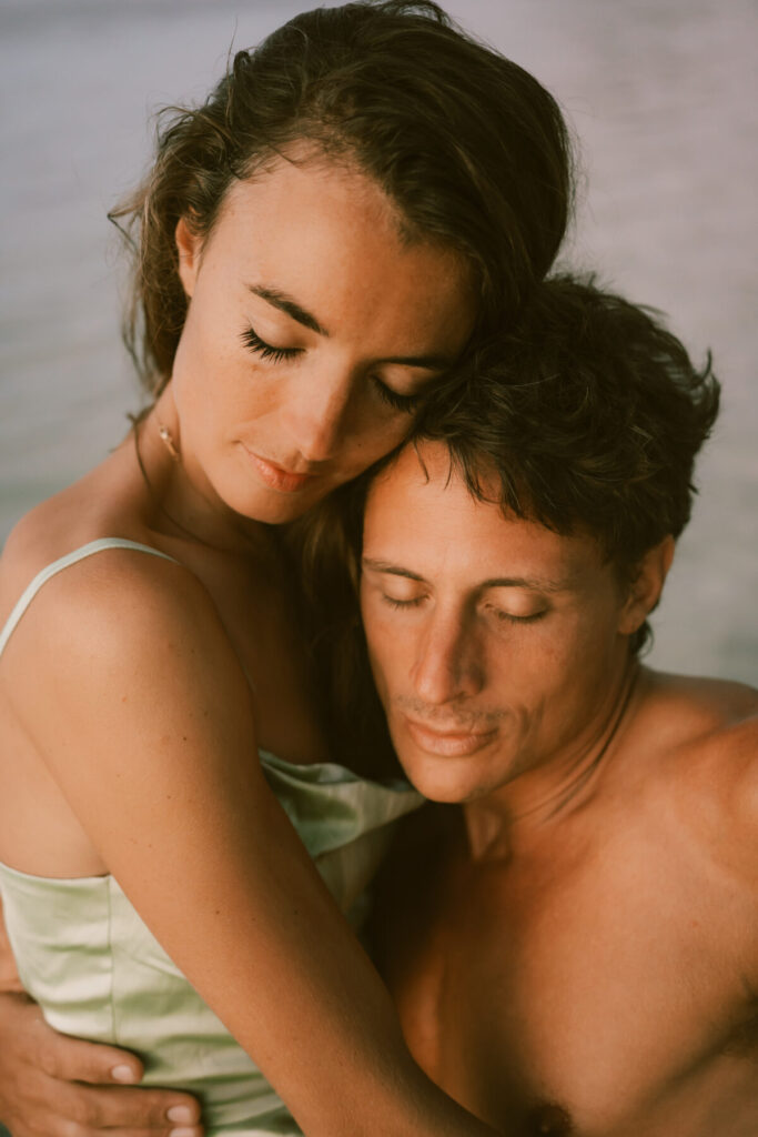 Paar in sanfter Umarmung am Strand – Human Design Profil 1/3, Verbindung, Vertrauen, geerdete Liebe, spirituelle Tiefe