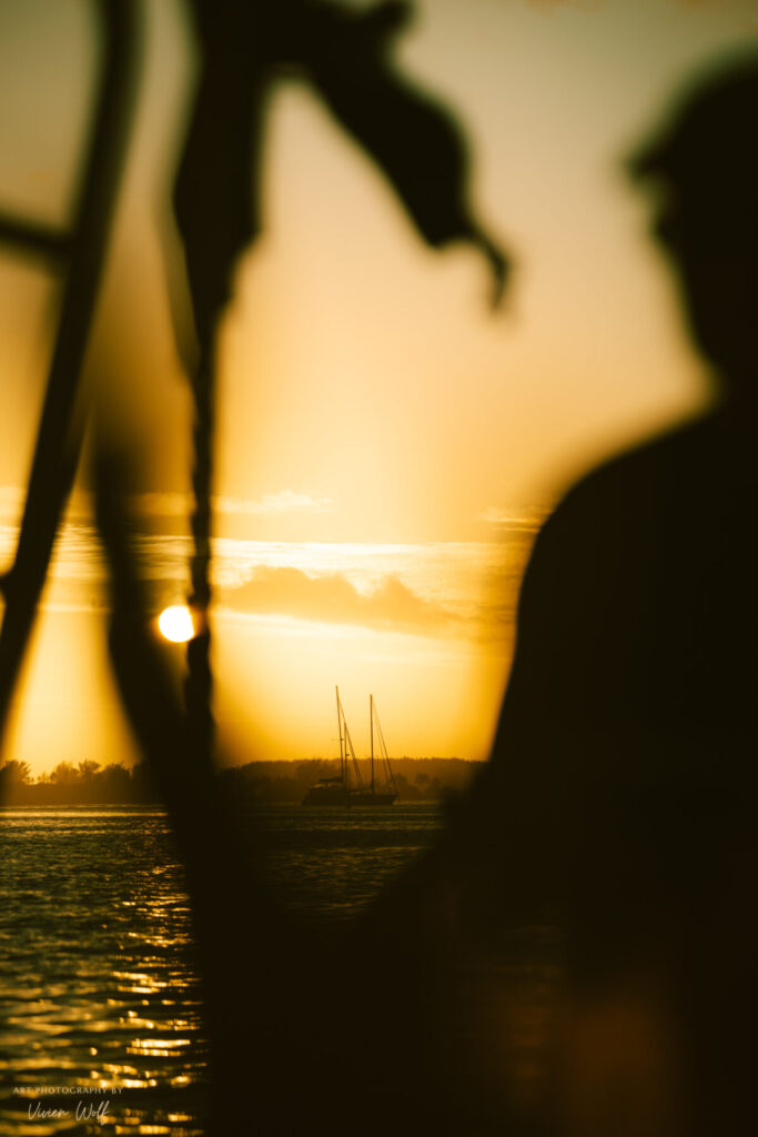 Breathwork im Coaching und Mentoring – goldener Sonnenuntergang mit Segelmasten in weicher Unschärfe, Sinnbild für Übergang und innere Wandlung