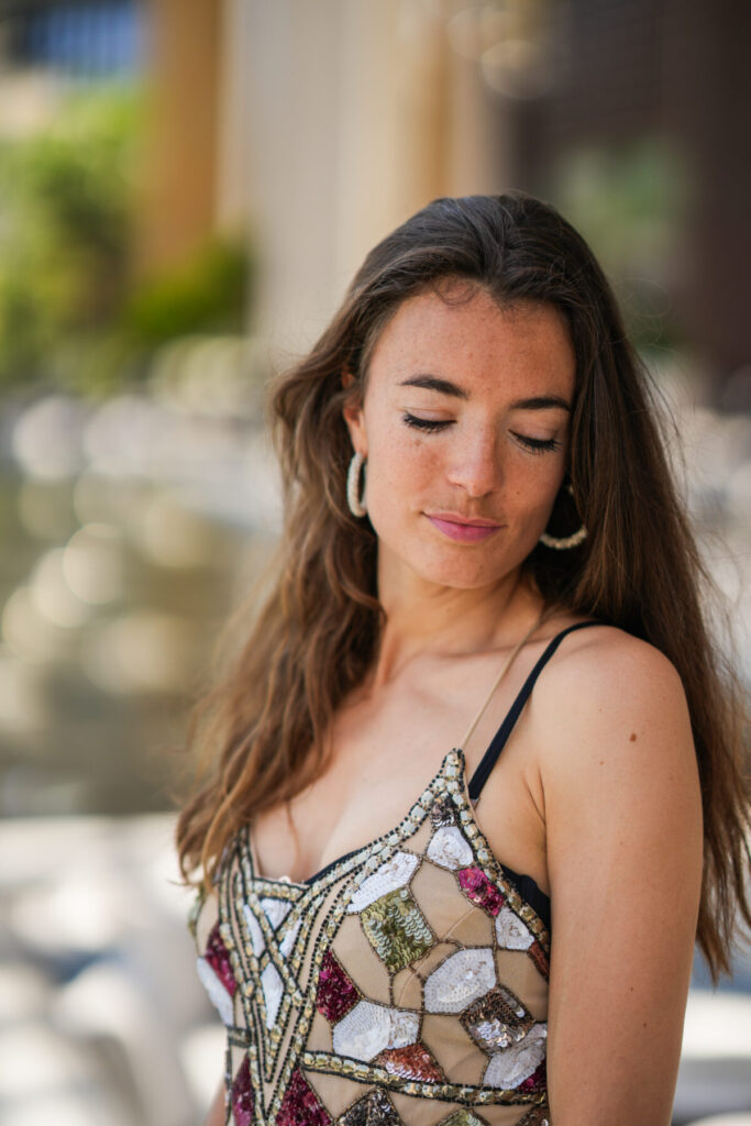 Heiler um sich selbst zu heilen – Frau mit geschlossenen Augen in glitzerndem Top, Symbol für Innenschau, Sensibilität und energetische Klarheit