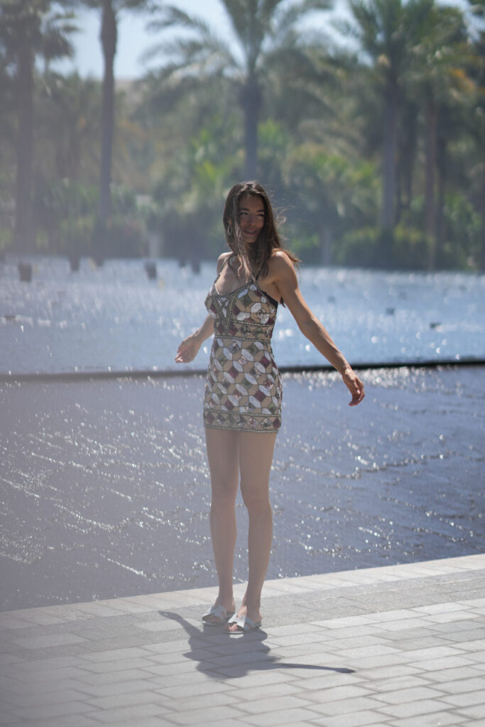 Visionen verkörpern – Frau tanzt am Wasserlauf und zeigt, wie Manifestoren und Projektoren Reinheit zu Bildern formen.