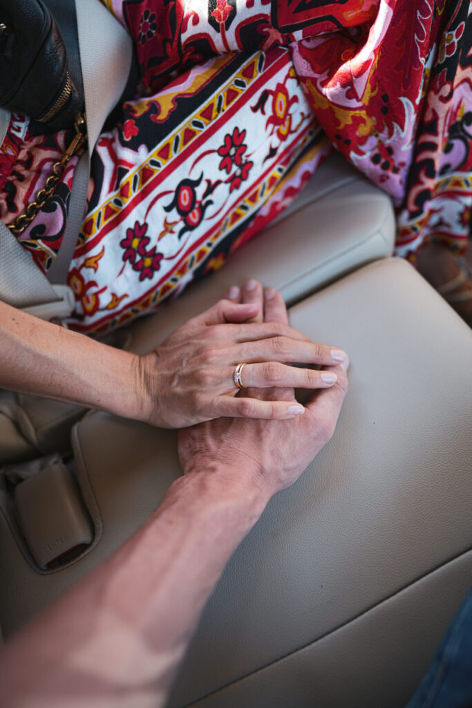 Händehaltendes Paar im Auto – Human Design, 2/4 Profil, Verbindung durch Nähe – stille Intimität, Rückhalt, vertrauensvolle Resonanz