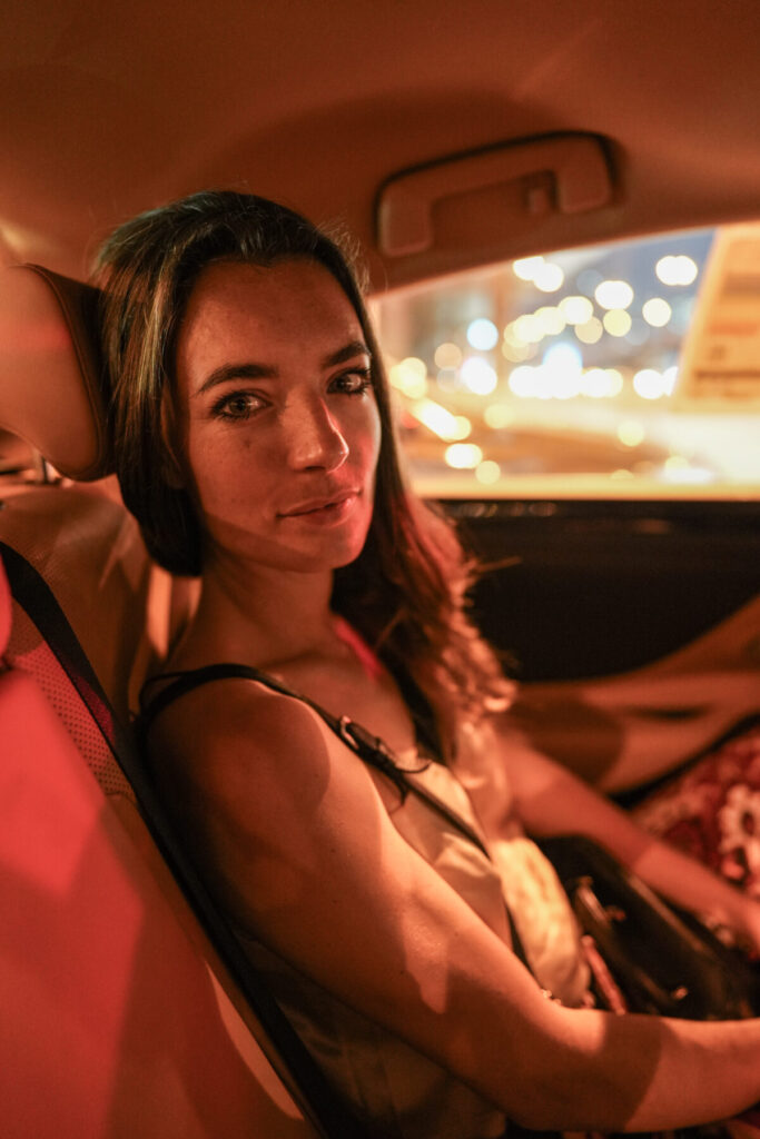 Frau sitzt nachts im Auto, Straßenlichter spiegeln sich im Fenster – Human Design, 6/3 Profil, reflektierend, tiefes Erleben, emotionale Tiefe