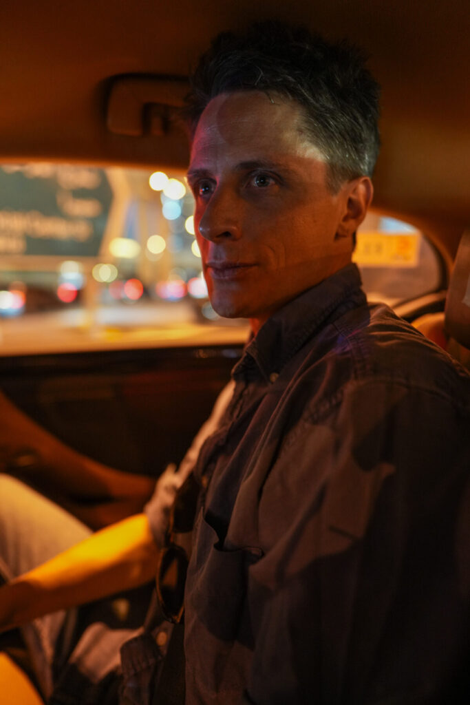 In Entscheidung ruhen – Fokus im Übergang – Mann blickt konzentriert aus dem Auto bei Nacht, Ausdruck für Bewusstsein, Richtung und Wahl