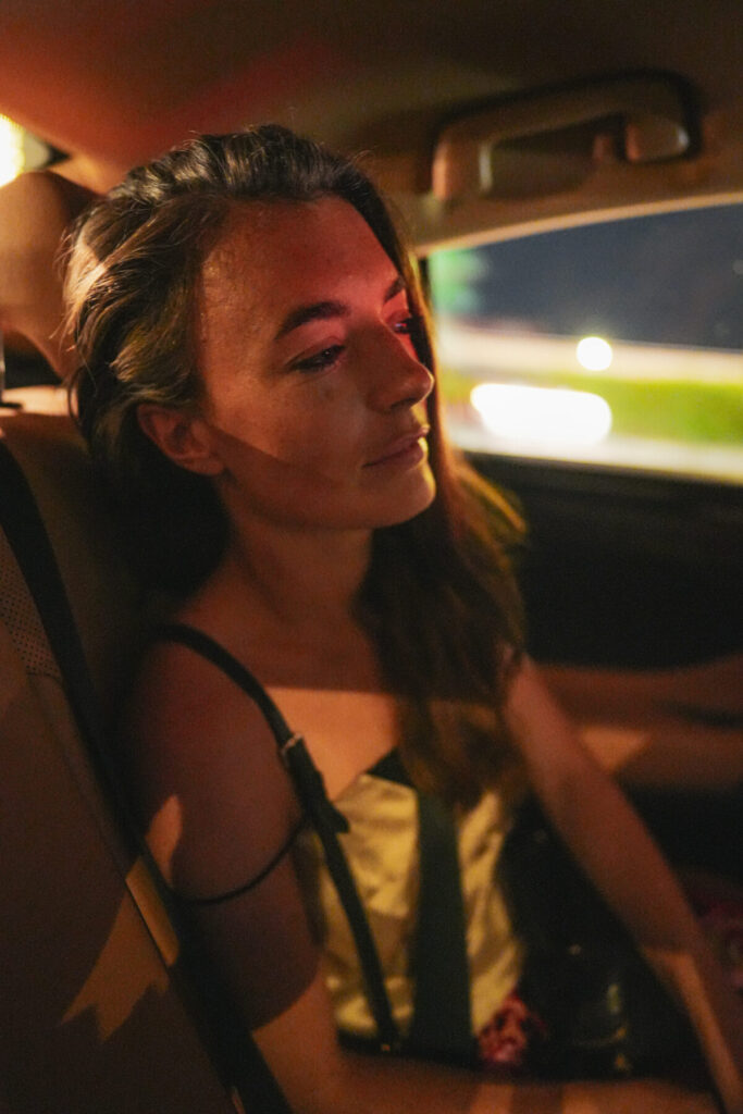 Fühlen in Stille – Frau sitzt ruhig im Auto bei Nacht, Augen geschlossen, Szene verkörpert Herzbewusstsein, Innenschau und sanfte Präsenz