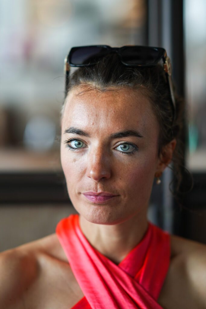 Symptome im Coaching – Frau blickt wach und klar, in ihrem Gesicht spiegeln sich Prozesse, Tiefe und emotionale Bewegung