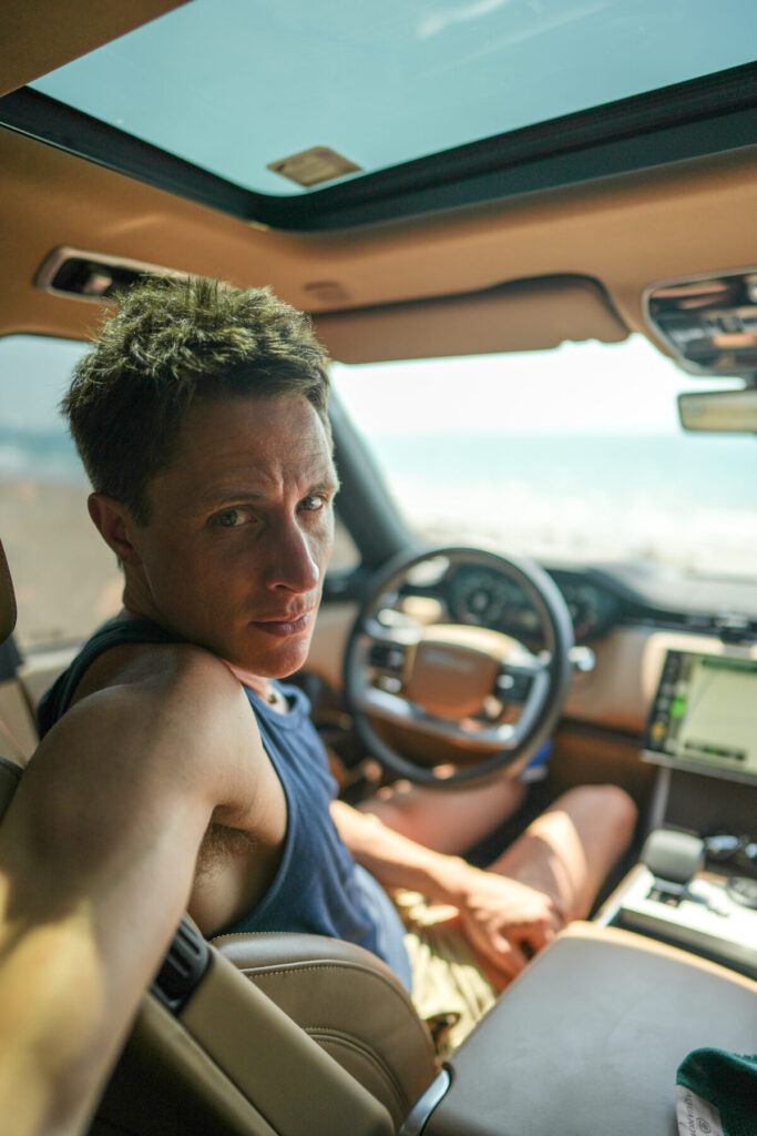 Bewusster Mann im Luxusauto blickt nachdenklich aus dem Fenster – Symbol für innere Führung, Klarheit und Selbstverantwortung im Human Design.