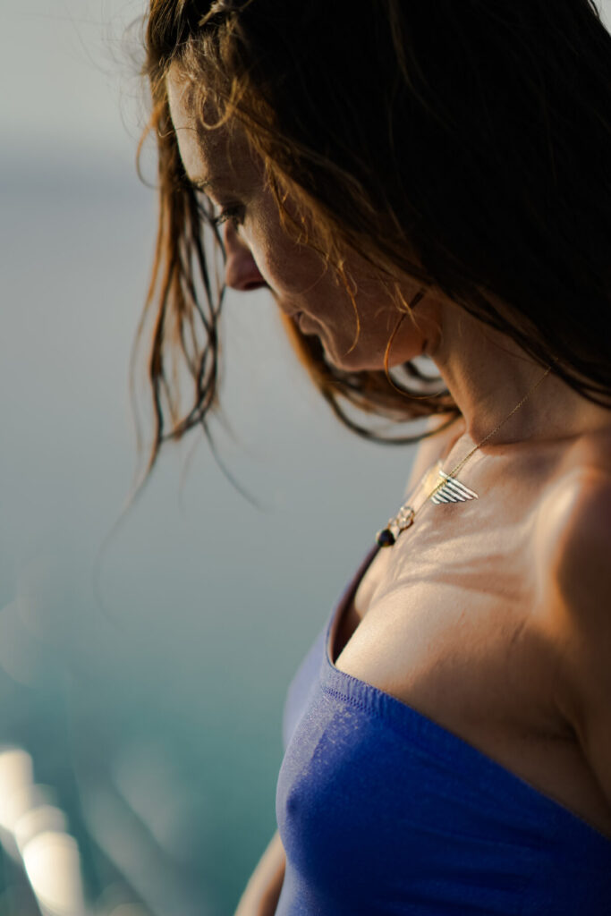 Verkörperte Sichtbarkeit als Personal Brand – Frau in blauer Kleidung mit zarten Tattoos, innere Stärke und emotionale Tiefe für Instagram-Wachstum