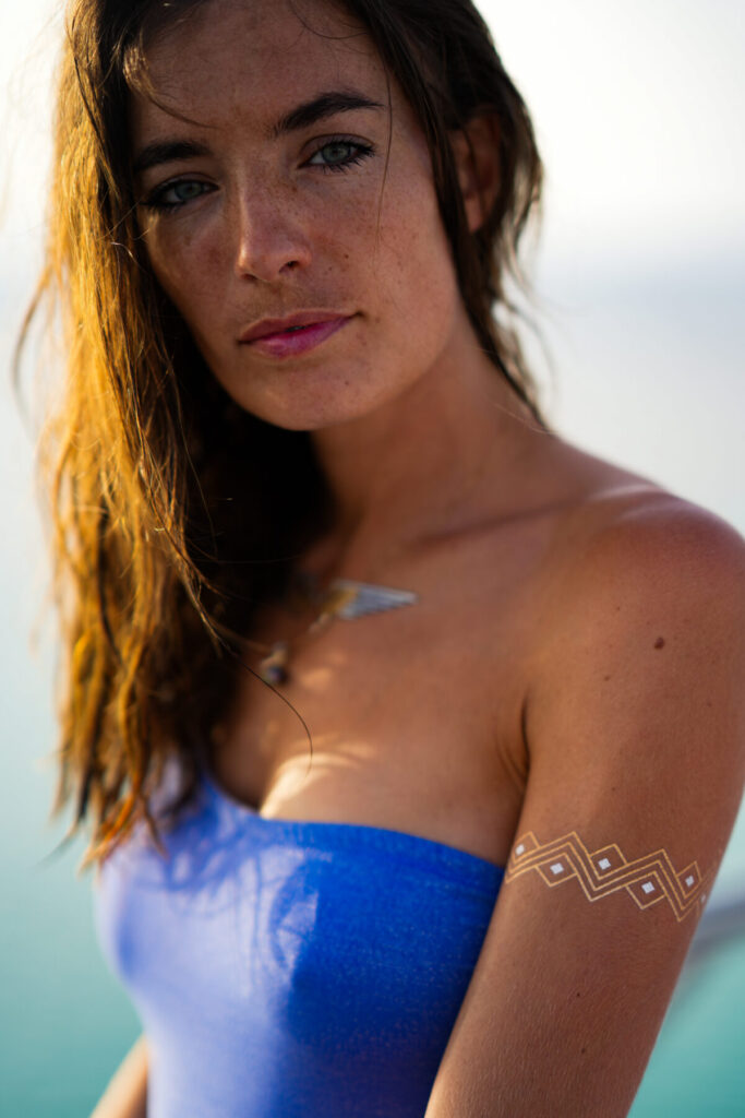 Starke Personal Brand auf Instagram – Frau mit Goldtattoos und klarer Ausstrahlung als Symbol für Sichtbarkeit, Ästhetik und magnetische Wirkung