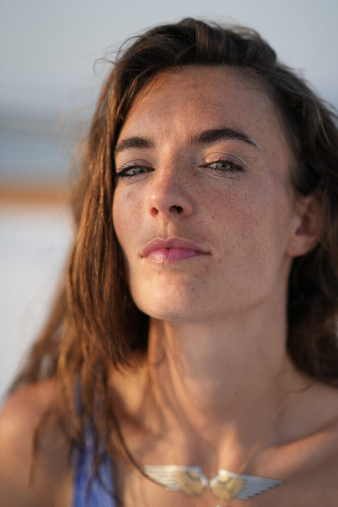 Human Design Projektor – Frau mit wachem Blick und ruhiger Präsenz, klar ausgerichtet, verkörpert Bewusstsein, Grenze und innere Führung