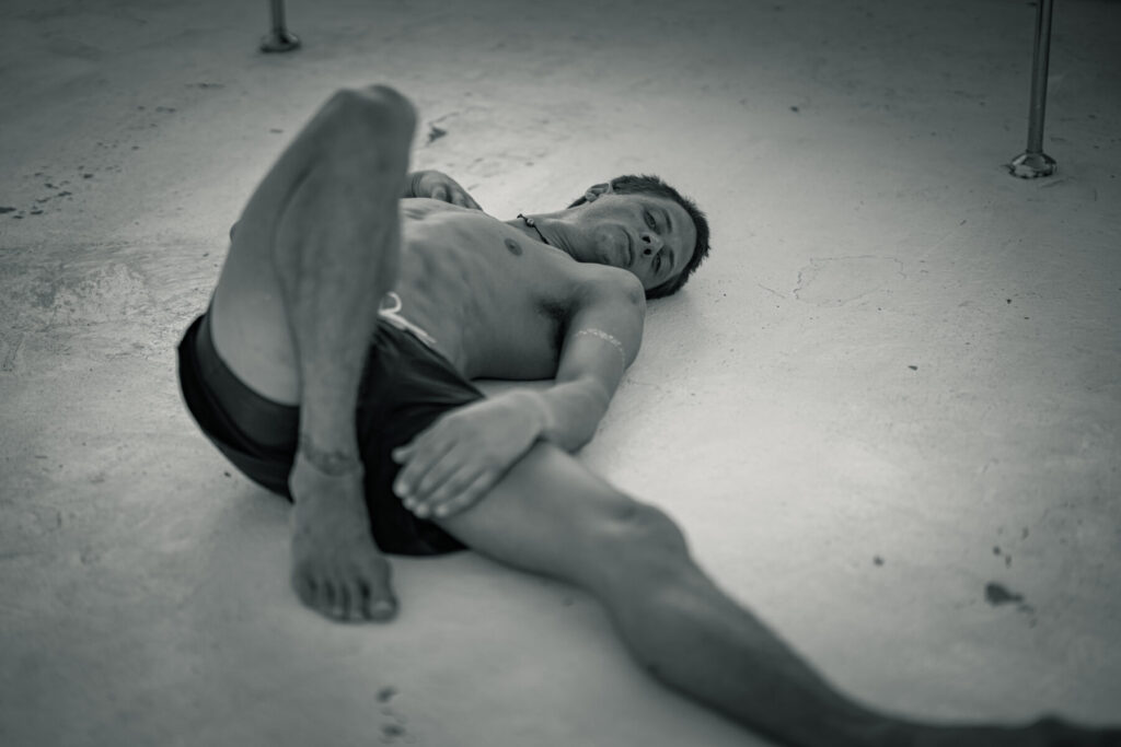 Breathwork Praxis für Männer – Mann liegt entspannt am Boden, tief verbunden mit dem Atem, somatische Integration von Emotionen und Nervensystemheilung.