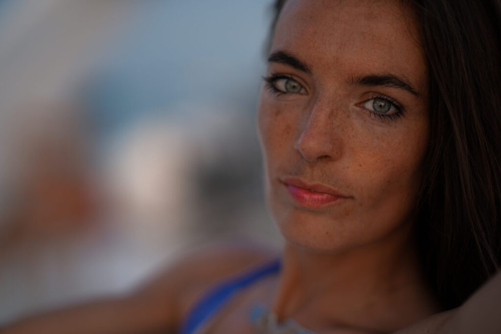 Ich liebe mich – Frau mit ruhigem Blick in weichem Licht, Ausdruck von Sanftheit, Selbstrespekt und liebevoller Innenschau