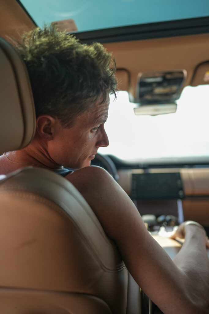 Raum für Wunder – Mann dreht sich im Auto um, stiller Blick voller Präsenz, offen für Verbindung, Halt und unterstützendes Dasein