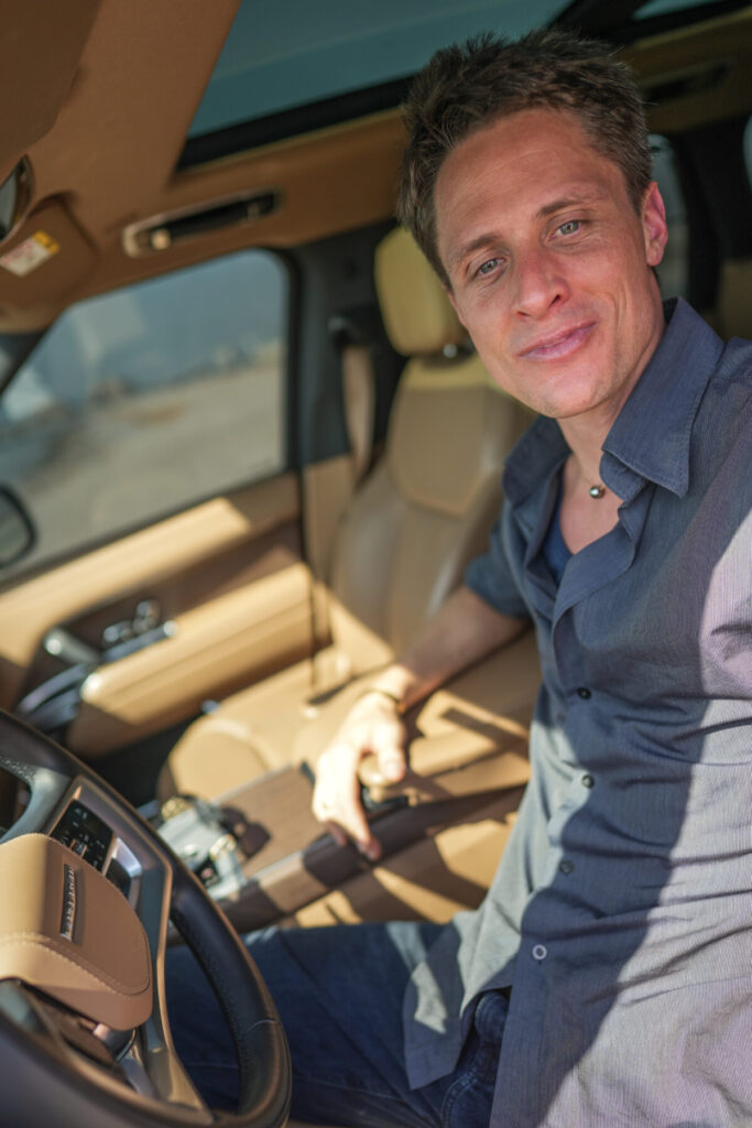 Freiheit beginnt im Inneren – Mann sitzt im hellen Auto-Cockpit, entspannter Blick, Symbol für Selbstbestimmung und bewusstes Navigieren