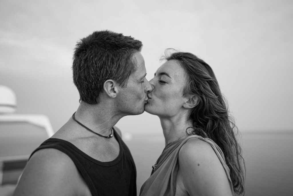 Zwei Liebende küssen sich zärtlich am Meer – Ausdruck von tiefer Verbindung, Vertrauen und unendlicher Nähe im Licht des Augenblicks