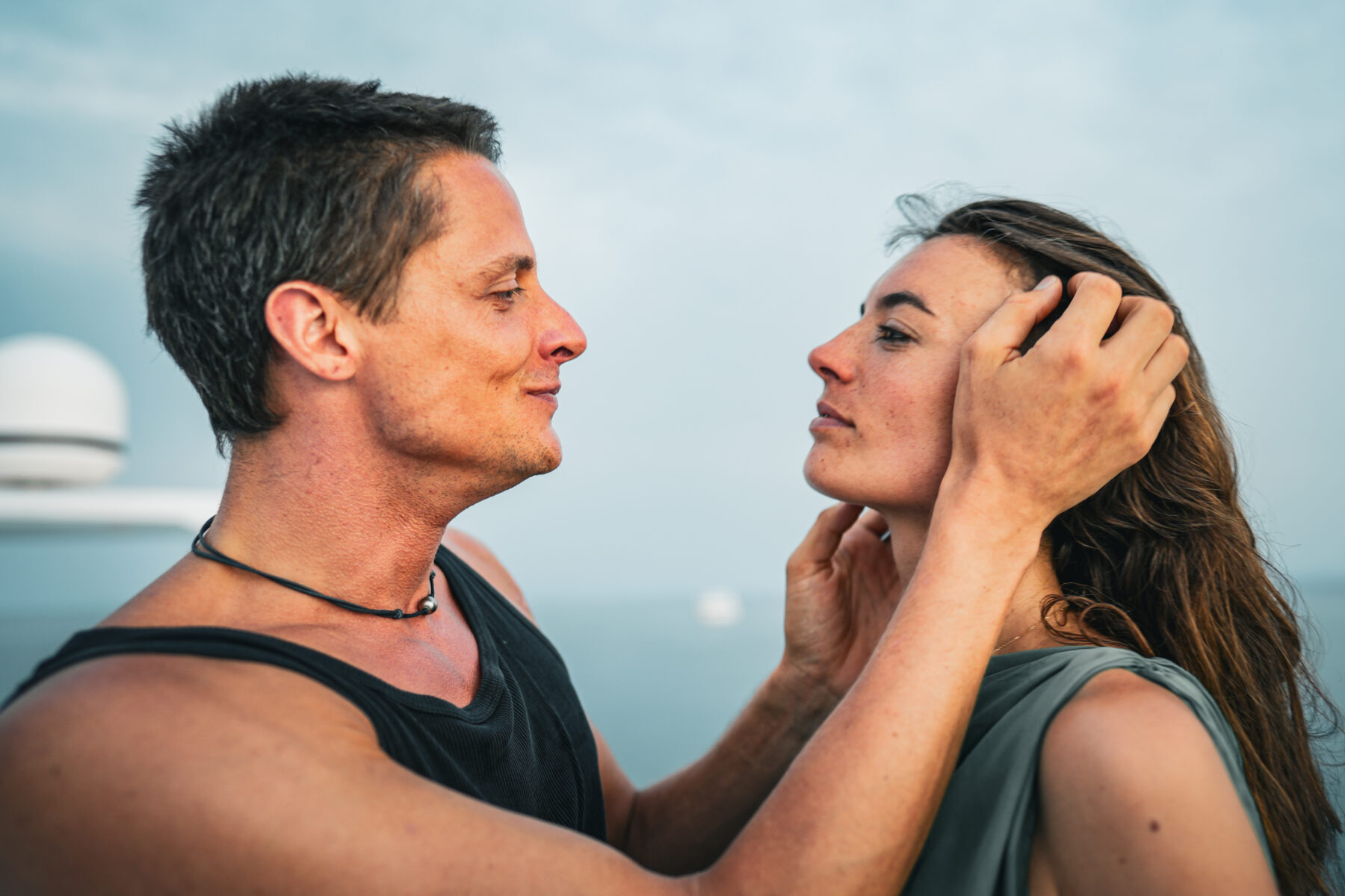 Re-Traumatisierung vermeiden durch sichere Räume und Präsenz – Mann und Frau in tiefer, achtsamer Verbindung bei Sonnenuntergang