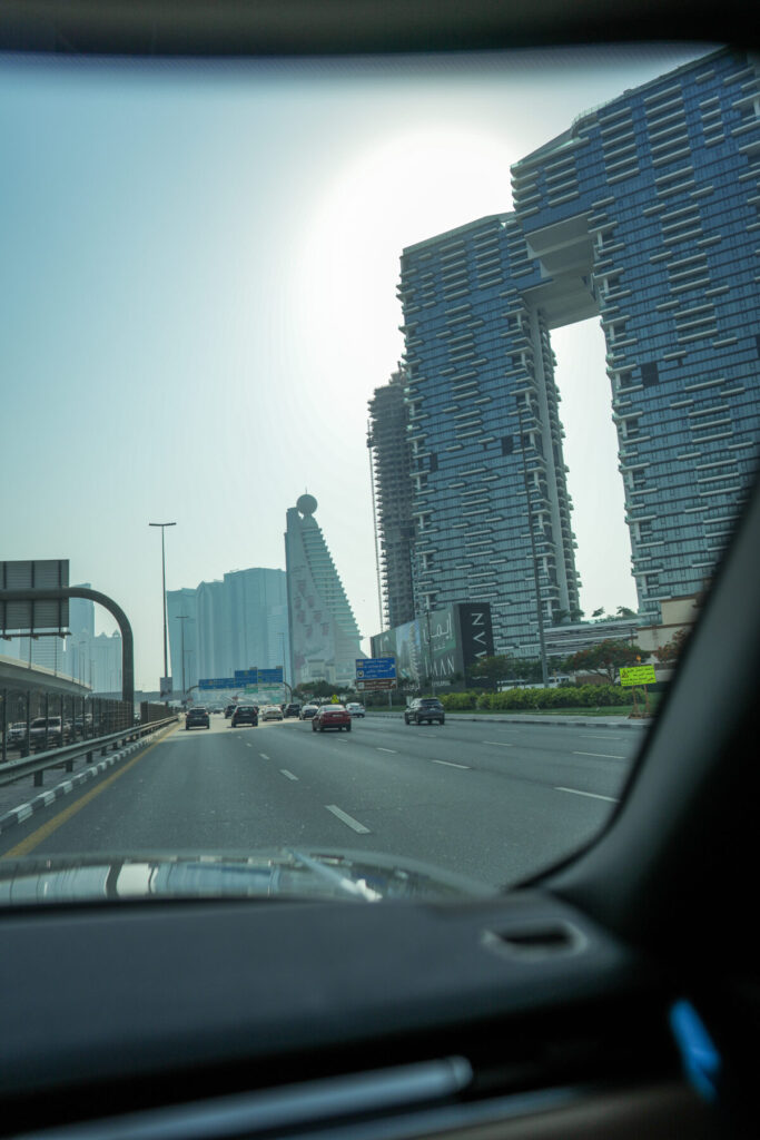 fließende Energie – Stadtautobahn zwischen hohen Gebäuden symbolisiert Polarität zwischen Stillstand und Bewegung im urbanen Raum.