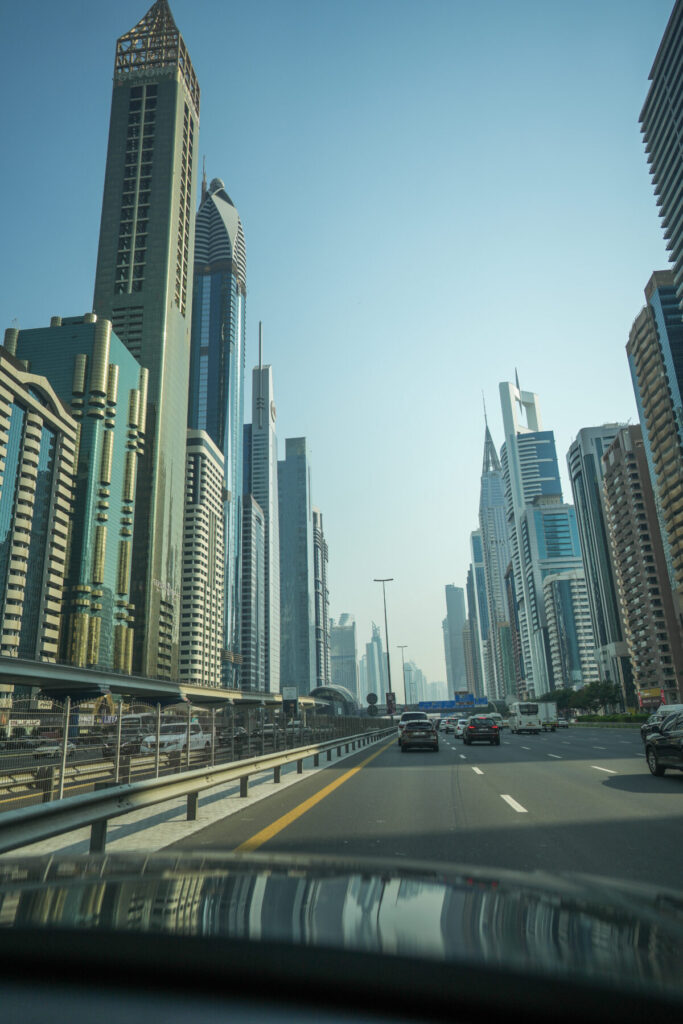 Balance finden – Blick aus dem Auto auf Straßenschlucht in der Dämmerung zeigt Polarität zwischen Geben und Empfangen