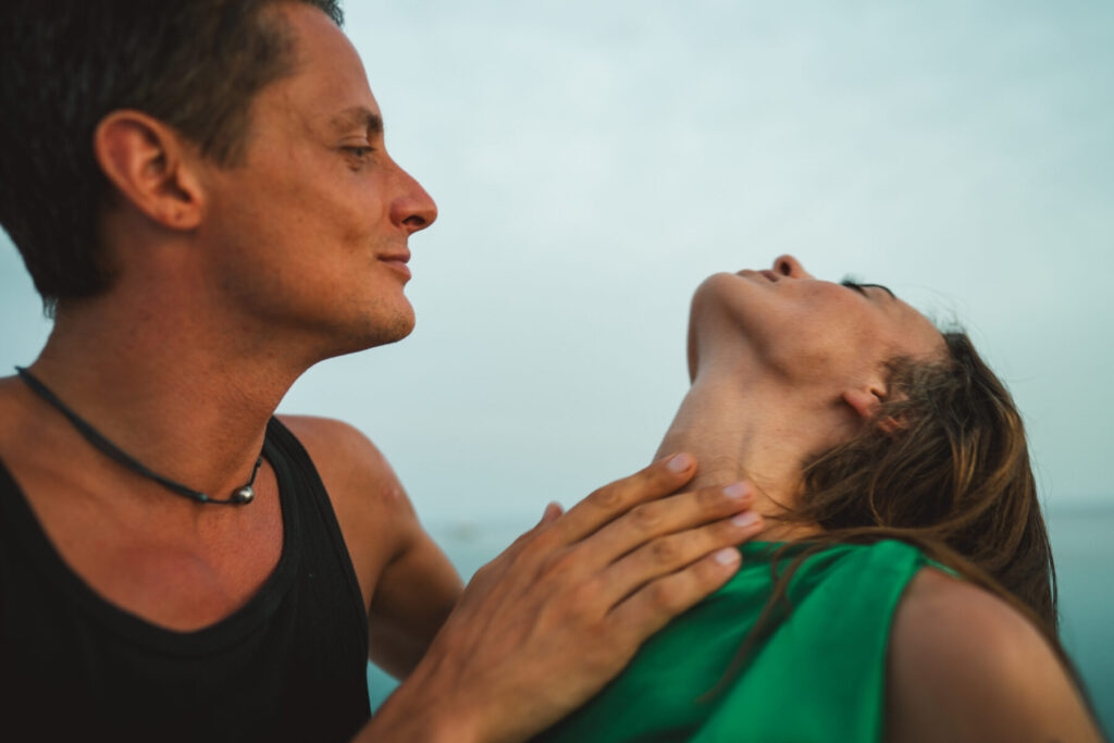 Einheit spüren – Paar in tiefer Verbindung, zeigt Rückkehr in die Ganzheit, Liebe als Ausdruck integrierter Seelenfelder