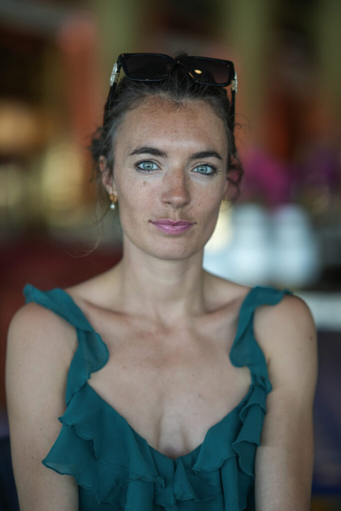 Frau in grünem Kleid mit ruhigem Blick – Human Design, 1/4 Profil, tiefe Präsenz, innere Stabilität und geerdete Klarheit spürbar.