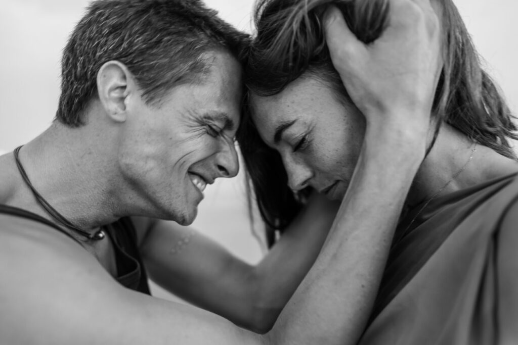 Die Geburt von Seas of Love – Stirn an Stirn, zwei Menschen in tiefer Verbundenheit, Szene verkörpert Vertrauen, Liebe und neue Einheit