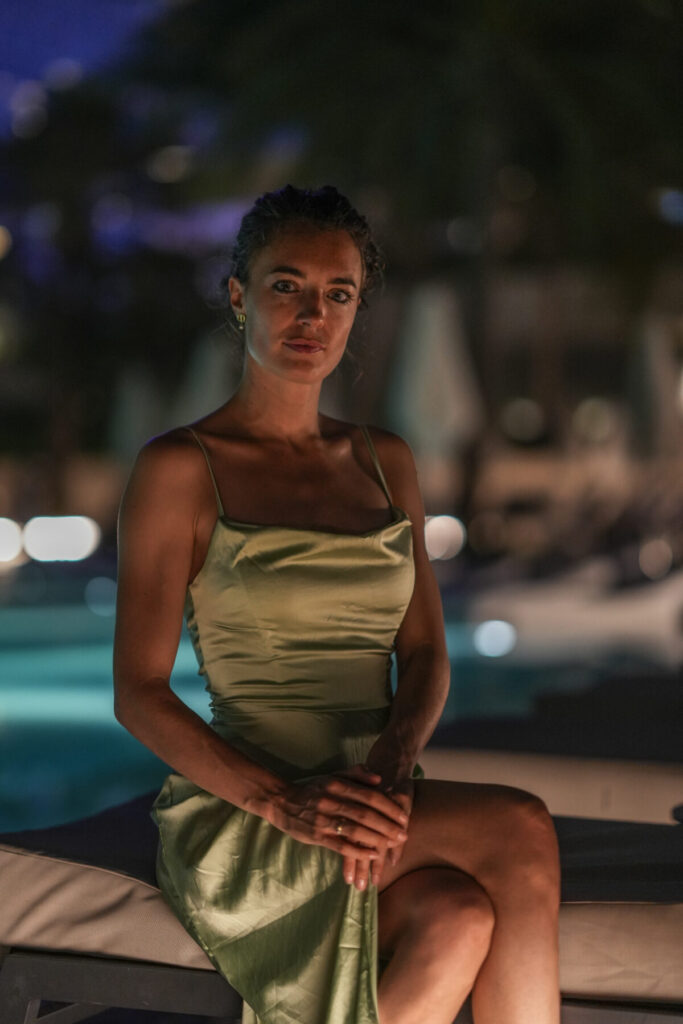 Reflektierende Frau im Abendlicht – Rückzug, Klarheit und Integrität im 6/2 Human Design Profil