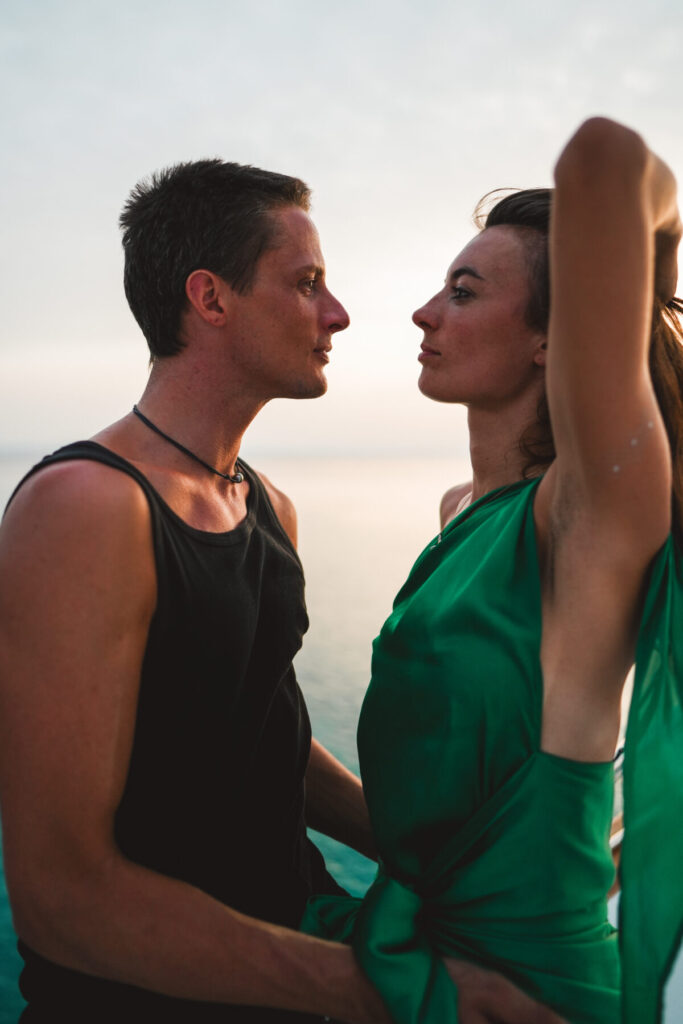 Intensiver Blickkontakt zwischen Mann und Frau am Meer – Human Design, Profil 5/2, Projektion, Rückzug, stille Kraft im Dialog
