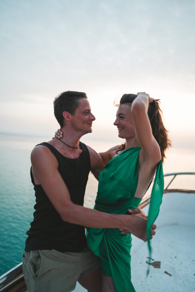 Mitgefühl als Gabe ist Begegnung im Herzen – Paar auf einem Boot bei Sonnenuntergang, Blick in die Augen, Verbundenheit, Liebe, offene Präsenz