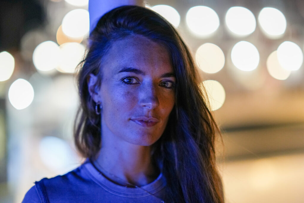 Innere Klarheit zulassen – Frau steht im Abendlicht, ruhiger Ausdruck im Gesicht, verkörpert Frieden, Integrität und leuchtendes Bewusstsein