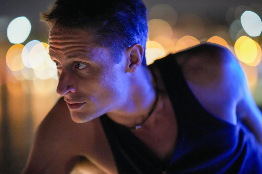 klare Führung – Mann im blauen Abendlicht atmet fokussiert und hält Raum als Ausdruck polarer Stärke in Führung und Hingabe.