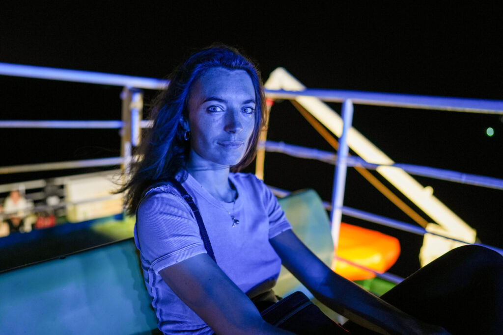 Stimme der Schuld – Frau in nächtlichem Licht auf einem Boot, tiefer Blick nach innen, berührt vom Dunkel, ruhig, wach, seelisch weit
