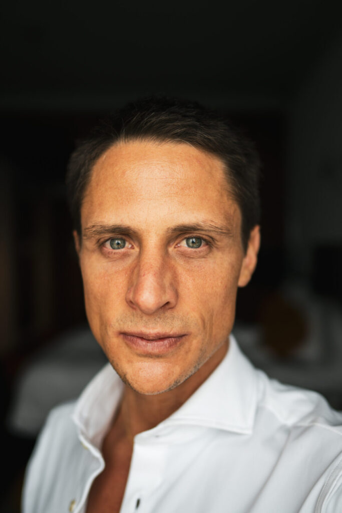 Transformation im Coaching – Mann schaut direkt in die Kamera, präsente Klarheit und stille Stärke spiegeln inneren Wandel