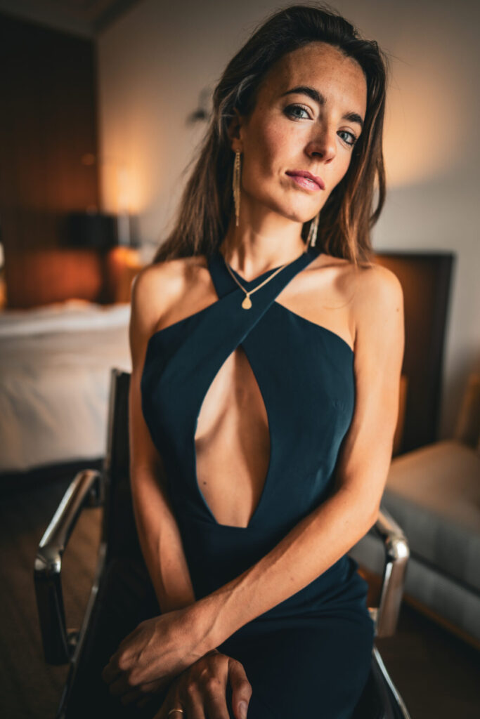 Kunden gewinnen auf Social Media – Frau in tief ausgeschnittenem Kleid zeigt Präsenz und Eleganz, Symbol für Selbstwert, Stil und magnetische Wirkung