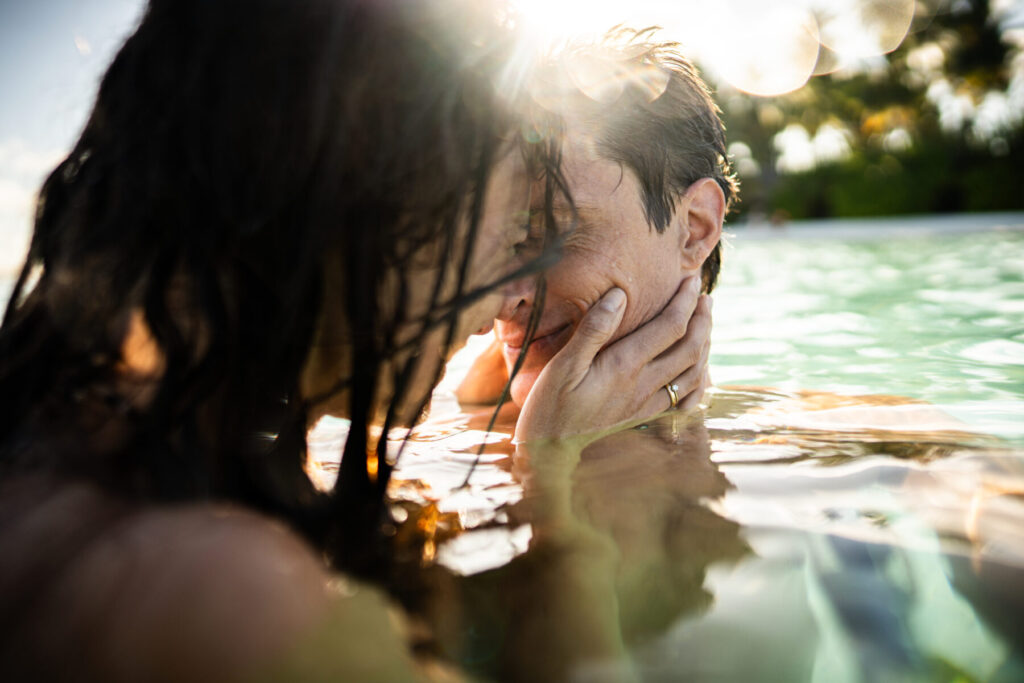 Business ist der neutrale Kern – Paar im Wasser, Stirn an Stirn, Licht auf Haut, Einheit, Vertrauen, Verbindung in Liebe und Klarheit