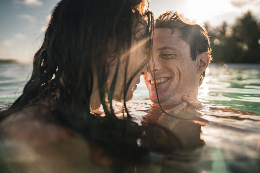das Bewusstsein wählen – Paar im Wasser, Stirn an Stirn im Sonnenlicht, Szene voller Liebe, Freiheit und Entscheidung jenseits gesellschaftlicher Form