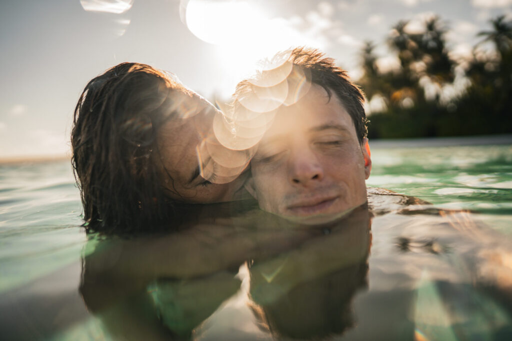 Die Balance – zwei Menschen im Wasser, Sonnenreflexe tanzen, Nähe und Weichheit verschmelzen zu Einheit, Vertrauen und Hingabe