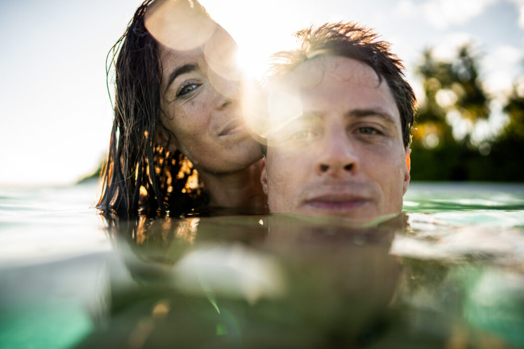 Würde des göttlichen Menschen – zwei Gesichter im Wasser mit Lichtreflex, Nähe und Sanftheit spiegeln Aufstieg, Einheit und Herzverbundenheit