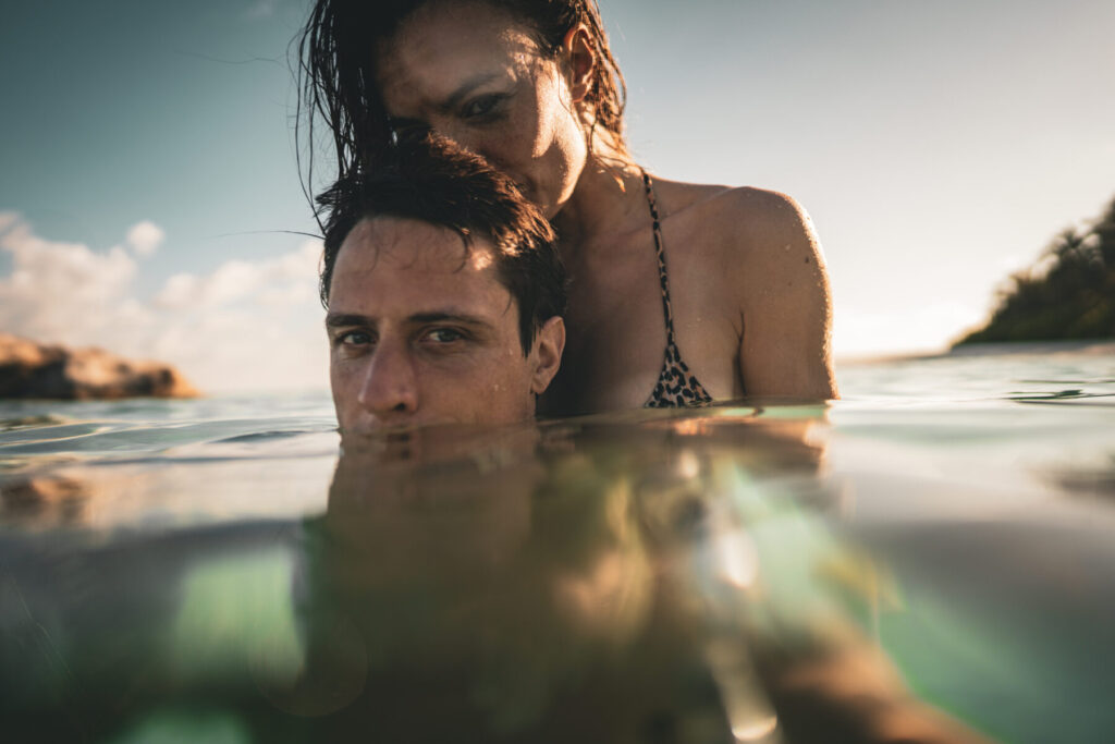 alles wird auf dich schauen – Paar in tiefer Verbundenheit im Wasser, Blick aus der Stille, verkörperte Präsenz, Nähe und magnetische Strahlkraft